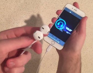 Video tai nghe EarPods dùng cổng Lightning trên iPhone 7