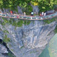 Lối đi đáy kính cao 1.400 m bên rìa núi đá