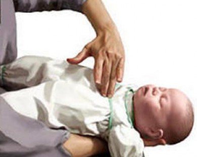 Trẻ 23 tháng tử vong vì hóc hạt nhãn: Cách sơ cứu trẻ bị hóc dị vật