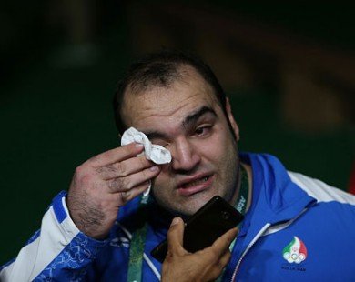 Lực sĩ “khổng lồ” bật khóc vì vuột HCV Olympic Rio 2016