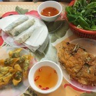 Thưởng thức bánh xèo nóng hổi, ngon nức tiếng ngày mưa bão ở Hà Nội