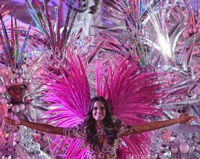 Siêu mẫu Brazil đẹp như nữ thần ở bế mạc Olympic Rio