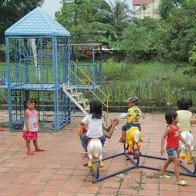 Sự thật việc sinh con thứ 3 không được đến trường