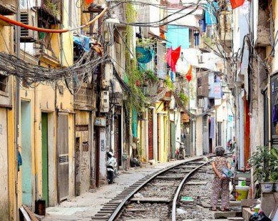 Phố đường ray Hà Nội hấp dẫn du khách nước ngoài