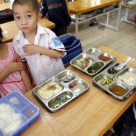 Con ăn ở trường, cha mẹ thắt lòng