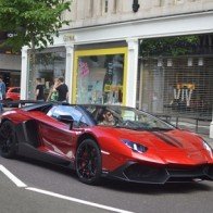 Lamborghini Aventador LP 720-4 "cực độc" trên đường phố London