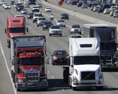 Hoa Kỳ muốn gắn thiết bị điện tử hạn chế tốc độ cho xe tải, xe buýt