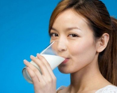 Vì sao không uống sữa tươi vào sáng sớm mà uống 2h trước khi đi ngủ?