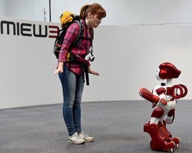 Robot nói 2 thứ tiếng làm hướng dẫn viên ở sân bay Tokyo