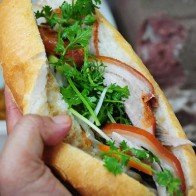 Bánh mì phá lấu 6 thập kỷ "ngon quên sầu" tại góc phố Sài Gòn