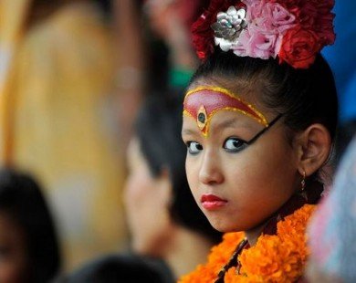 Nepal: Tôn bé gái 7 tuổi làm nữ thần vì có giọng như vịt