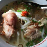 Du khách bị "níu chân" bởi bánh canh bột lọc giò heo ở Bà Rịa