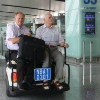 Đi xe điện miễn phí trong khu cách ly ở sân bay Nội Bài