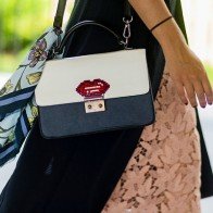 "Lên đời" cho chiếc túi xách chỉ bằng một chiếc khăn