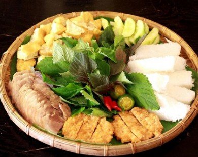 Sao Việt bị hấp dẫn bởi món bún đậu mắm tôm ở Sài Gòn