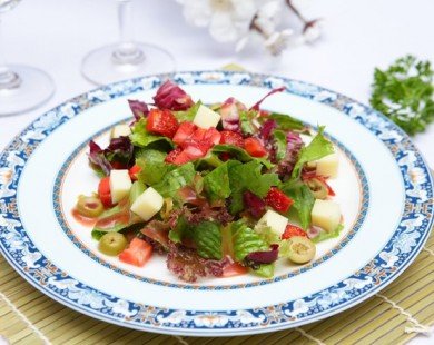 Cách làm salad dâu tây ngon như nhà hàng