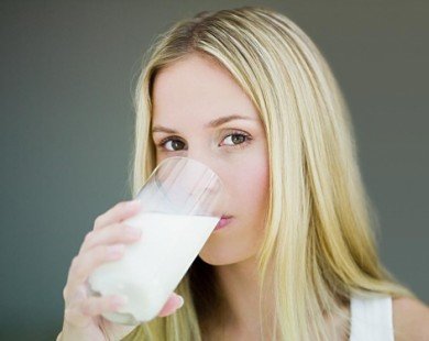 Thói quen uống sữa buổi tối dễ gây sỏi thận