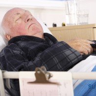 Những lưu ý khi chăm sóc người cao tuổi nằm tại giường