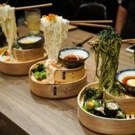 Món mì bay 'làm mưa làm gió' tại Singapore