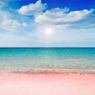 Những bãi biển có màu sắc lạ lùng