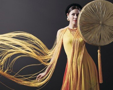 Người đẹp Nguyễn Thị Loan mặc áo tứ thân lộng lẫy với chim câu ở Mỹ