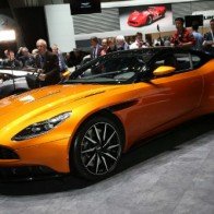 Aston Martin DB11 về châu Á giá chênh khủng khiếp