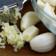 Uống nước ép tỏi giúp đôi mắt sáng khỏe hơn