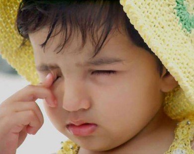 7 dấu hiệu cho thấy trẻ cần đi khám mắt
