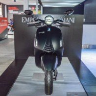 Vespa 946 Emporio Armani tái xuất giá 333 triệu đồng