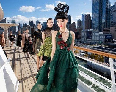 Jessica Minh Anh mặc váy 25 kg catwalk trên tàu ở New York