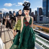 Jessica Minh Anh mặc váy 25 kg catwalk trên tàu ở New York