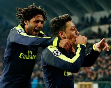 Giành vé dự vòng knock-out, Arsenal lập 2 kỷ lục ở Champions League