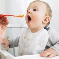 Cho trẻ dưới 1 tuổi ăn nhạt có đúng hay không và lượng muối như thế nào là đủ?