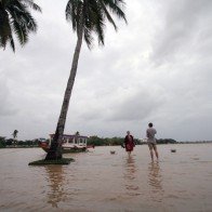 Nước ngập ở phố cổ Hội An, khách Tây bì bõm lội nước tham quan