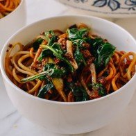 Làm mì cay trộn thịt bò bằm cực đơn giản