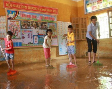 Hậu lũ lụt ở miền Trung: Trường lớp ngổn ngang, đường học đứt đoạn