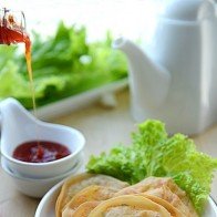 Bánh tôm chiên kiểu mới nóng hổi thơm giòn cho ngày lạnh