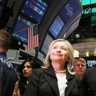 Dự đoán bà Clinton thắng, chứng khoán thế giới đồng loạt tăng điểm