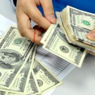 Nhiều ngân hàng nâng mạnh giá USD