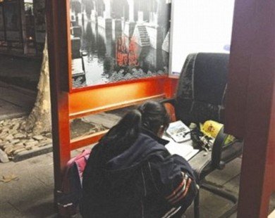 Cô bé Trung Quốc 4 năm liền làm bài tập trên đường phố