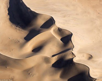 Mặt người khổng lồ xuất hiện trên sa mạc