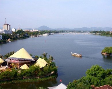 Ghé thăm quán cà phê nón Huế độc đáo bên sông Hương