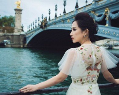 Trâm Nguyễn diện váy đính họa tiết thủ công tinh xảo