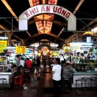 Dạo quanh chợ Bến Thành thưởng thức đủ loại thức ăn vặt hấp dẫn