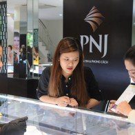 Chênh lệch giá vàng lớn, nhà đầu tư "chùn tay"