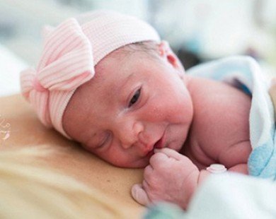 7 mốc phát triển của trẻ sơ sinh trong 60 phút đầu tiên