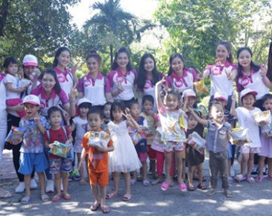 Theo chân Top 30 “Nữ sinh viên Việt Nam duyên dáng 2016” đến thăm trẻ em mồ côi