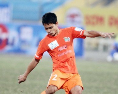 Tuyển thủ Việt Nam đi cấp cứu vì va chạm với thủ môn Hà Nội T&T
