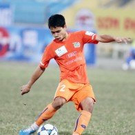 Tuyển thủ Việt Nam đi cấp cứu vì va chạm với thủ môn Hà Nội T&T