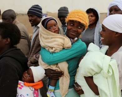 Zimbabwe khuyến khích phụ huynh mua bao cao su cho con